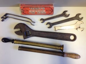 Konvolut Werkzeuge, 9tlg., u.a. Terry´s Reifenheber No.735 in Originalkarton, Gabelschlüssel (1x zöllig), Ölzerstäuberpumpen und eine früher 'Engländer' PEUGEOT FRÈRES