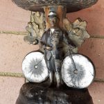 Lot 72: Schale mit Radfahrersockel, Keramik, ca. 20 cm hoch, Schale 17 cm Durchmesser - Ausrufpreis: 1,00€