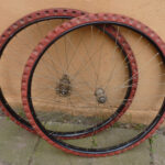 Lot 30: Laufradsatz 28" mit roten Luftpolsterreifen, Felgen ohne Ventilloch, wohl um 1895, einbaufertig, Ritzel mit Normgewinde, ältere Restauration