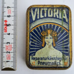 Lot 013: Flickzeugdose "Victoria", grosse Variante (auch für Motorfahrzeuge), um 1920 - Aufrufpreis 15,- €
