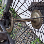 Lot 060: Hochrad Ordinary, fahrbereit, um 1885, schönes Vorderrad 50", aber es passt auch ein 52er rein, kleine Reparaturstellen, Hinterrad, Sattel, Sattelfeder, Pedale und Bremsanlage nachgefertigt - Aufrufpreis: 1250,- €