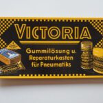 Lot 023: Werbeaufsteller Victoria- Gummilösung, 32 x 16, wohl 1930er Jahre, guter Zustand - Aufrufpreis: 1,- €
