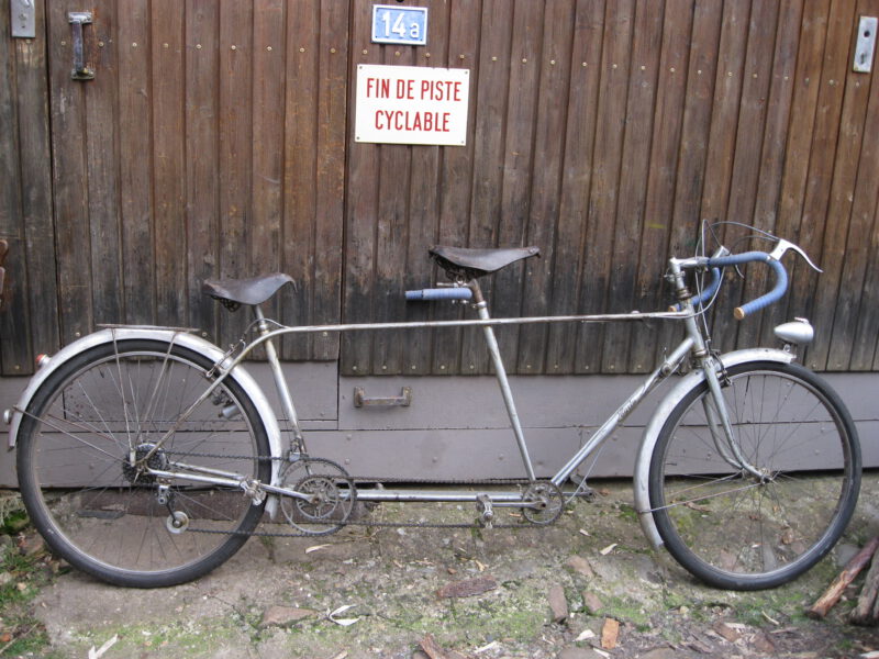 Sammlungs-Teilauflösung – Fahrräder verschiedener Epochen